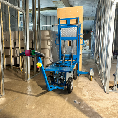 ErgoMover Manipulator legt Gips in den ErgoLoader