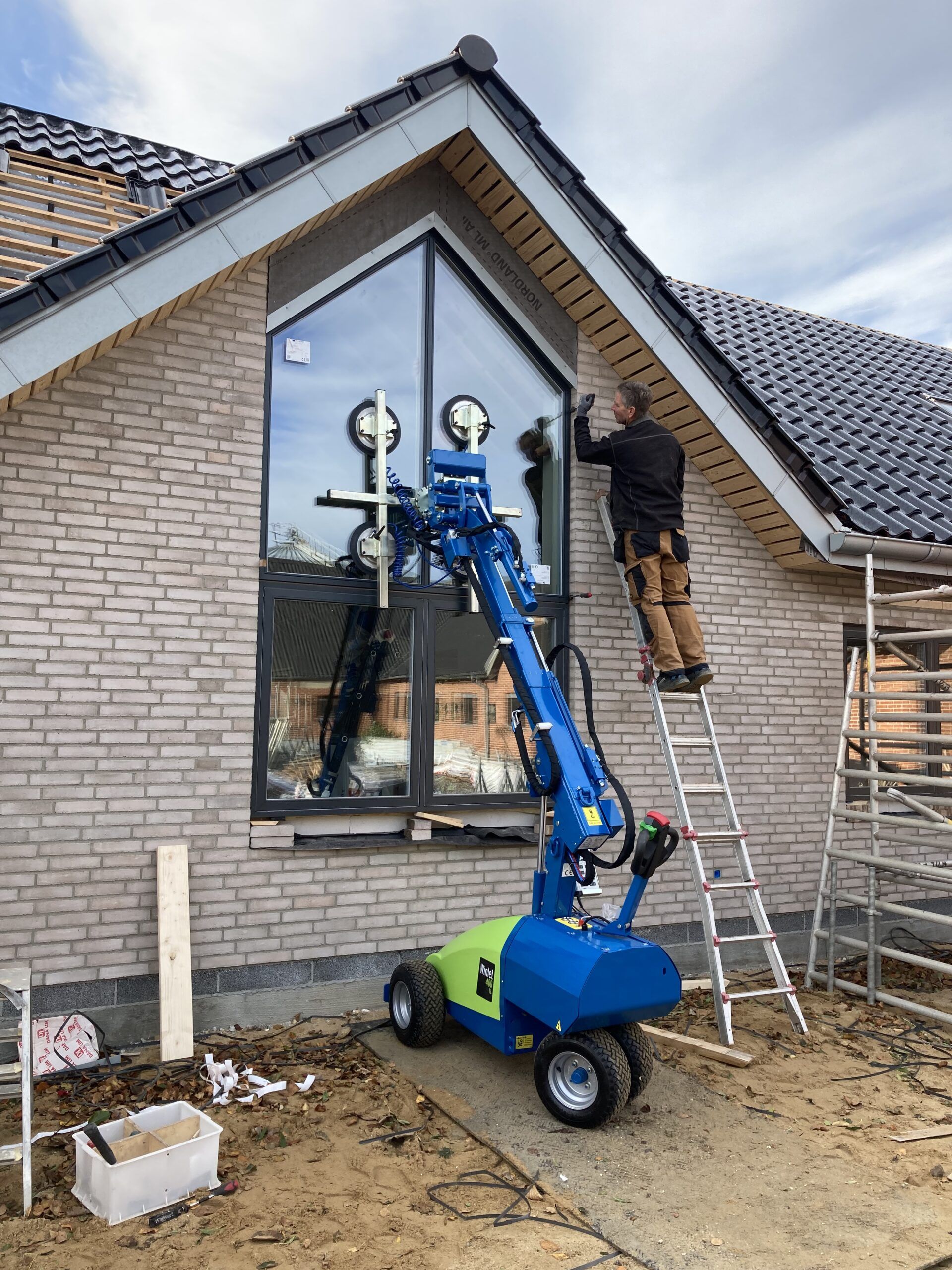 Installing large window with Winlet glazing robot