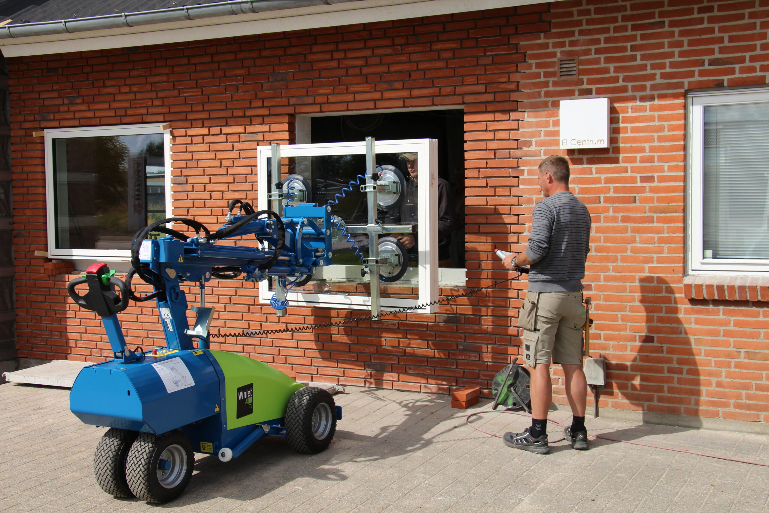 Winlet glazing robot installing window with remote control