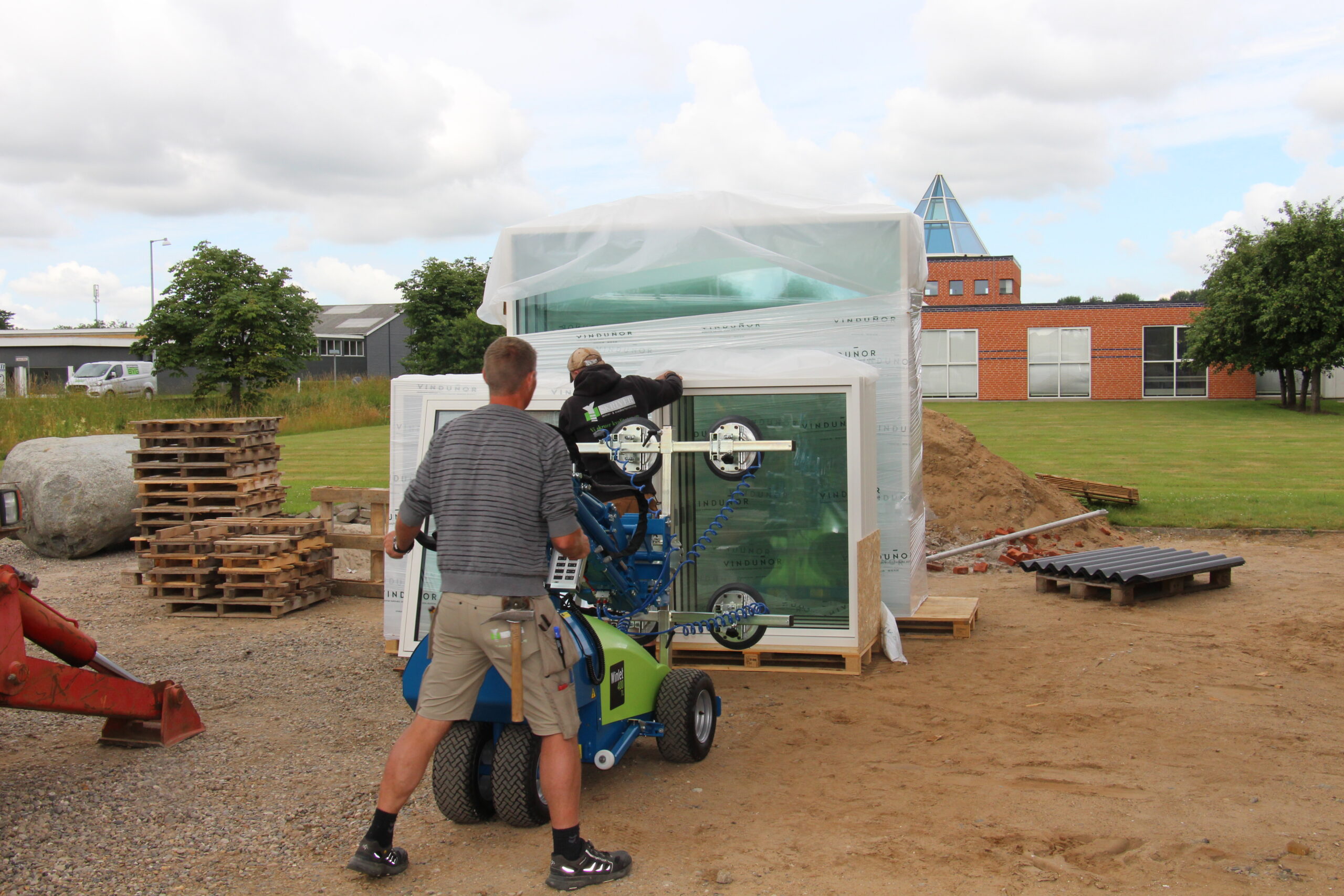 Winlet glazing robot in uneven terrain