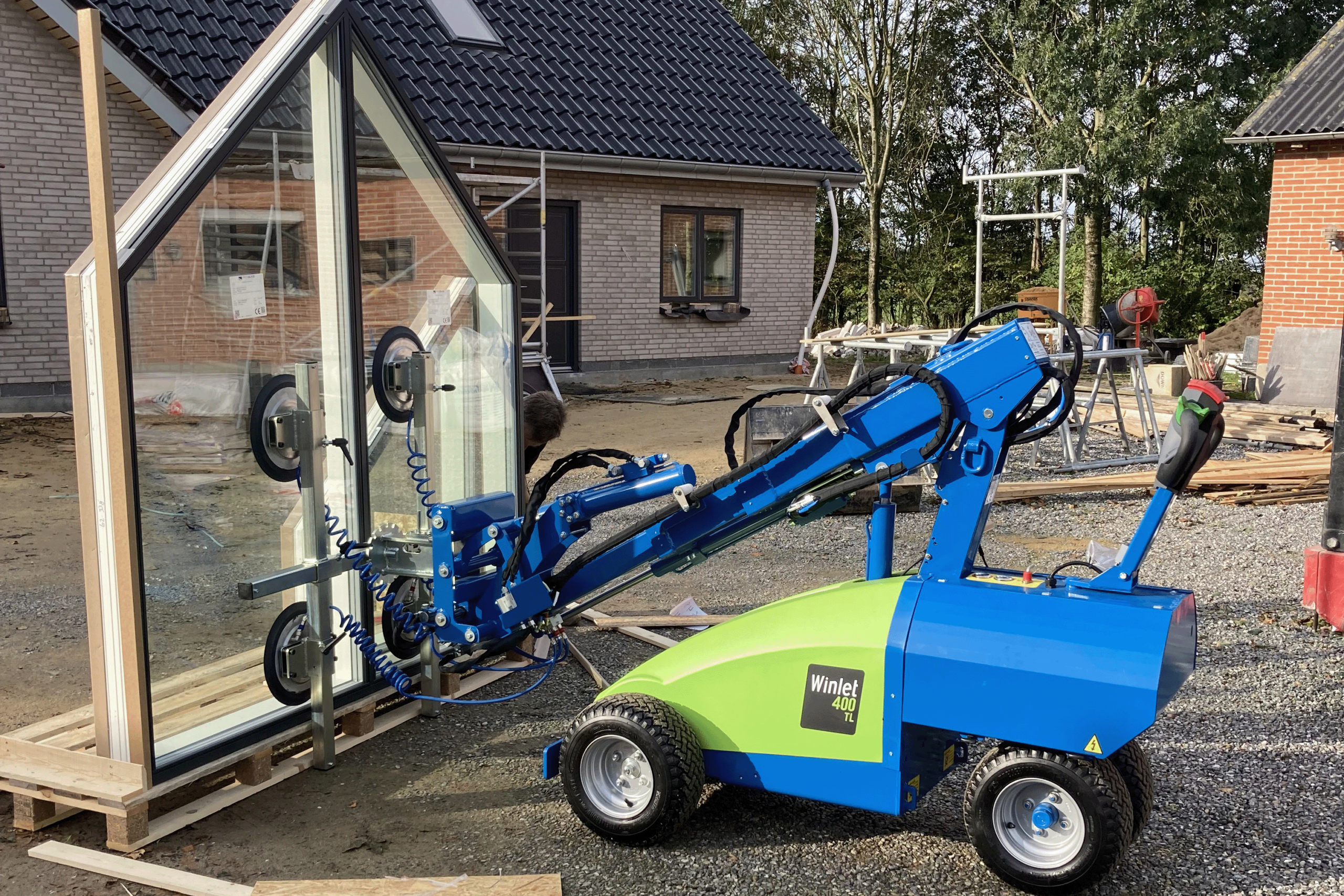 Winlet glass lift picking up window using vacuum