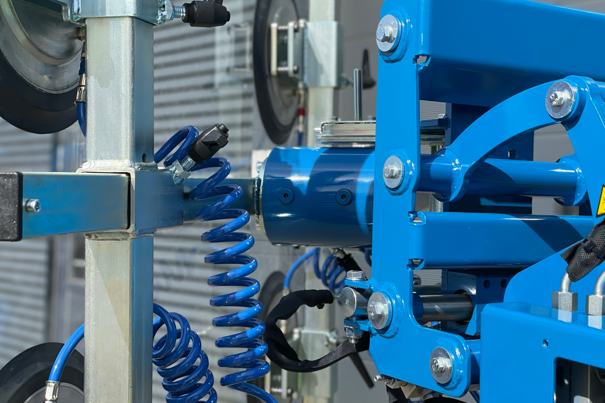 Hydraulic rotation on the lifting yoke of a Winlet glass lift
