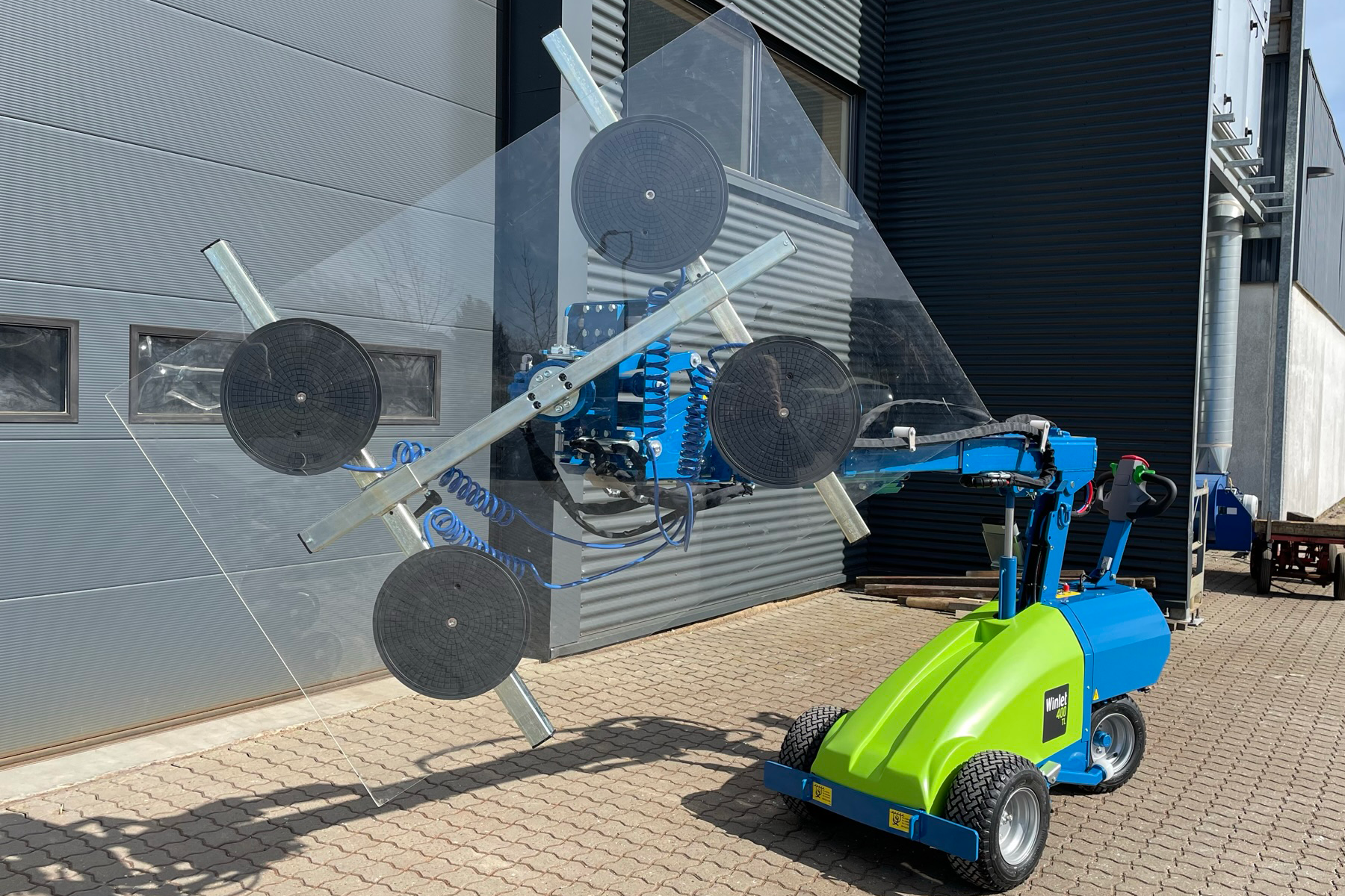 Winlet glazing robot with hydraulic rotation
