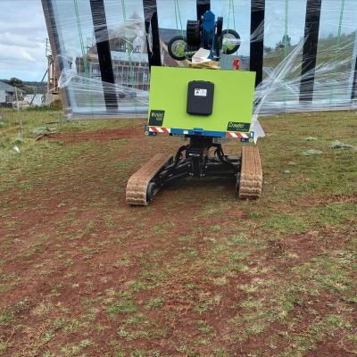 Winlet Crawler BL glazing robot using dynamic levelling system