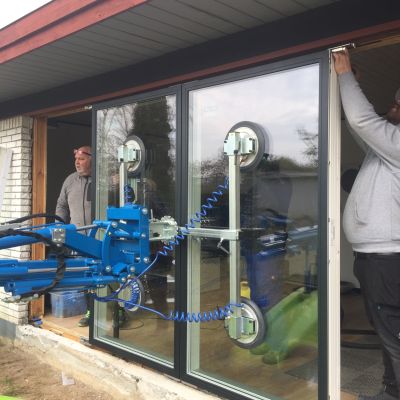 Vinduesløfter Winlet 400 med hydraulisk sideskifte installerer vindue