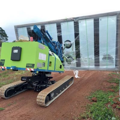 Winlet Crawler BL transporting glass up hill