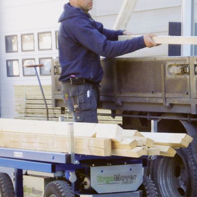 ErgoMover Go beim Transport von Holzbalken