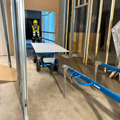 ErgoMover Manipulator legt Gips in den ErgoLoader