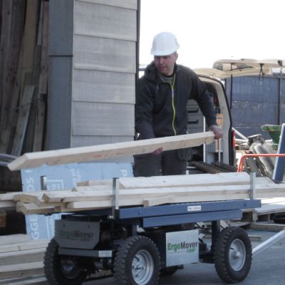 ErgoMover Go beim Transport von Holzbalken